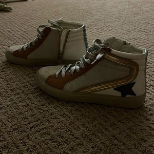 Never worn women’s Shu shop sneakers!
